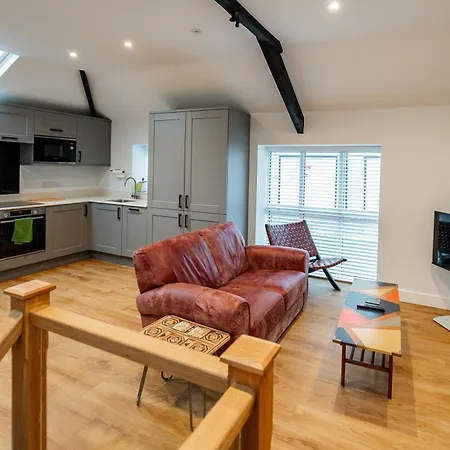 Town Center Duplex 6 Daire